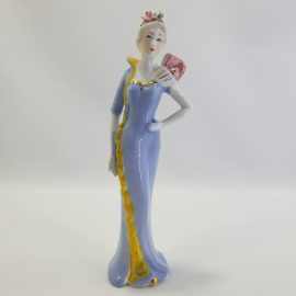 Фарфоровая статуэтка девушки в платье, без клейма, без сколов